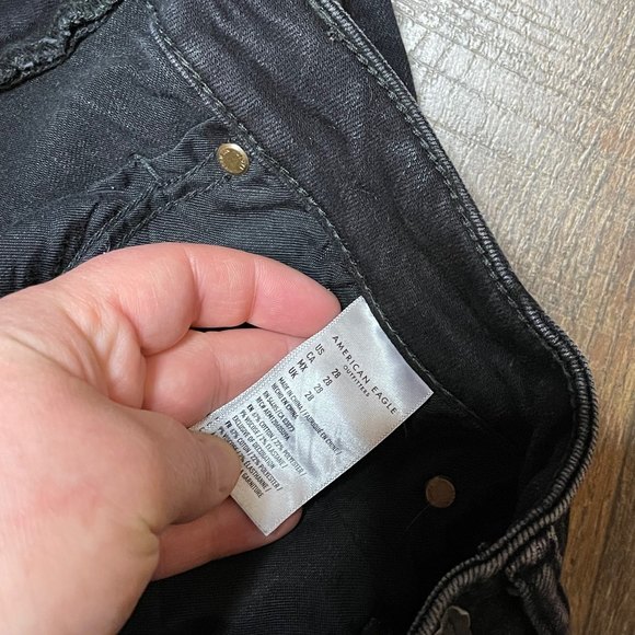 American Eagle Woman’s Black Mid-Thigh Distressed Jean Shorts Size 28 - Picture 4 of 6